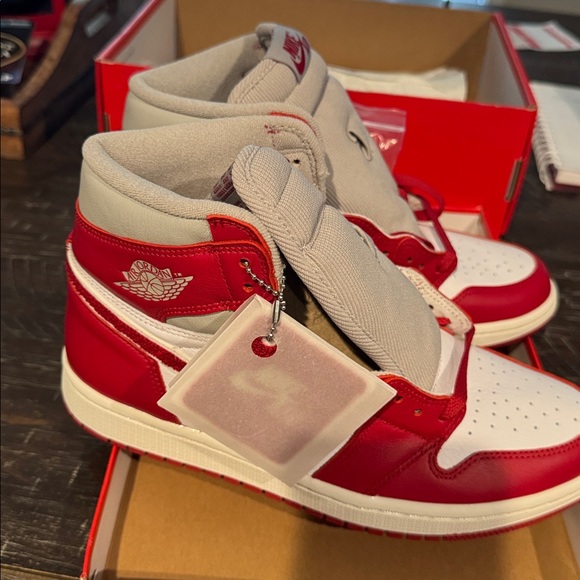 Women's Air Jordan 1
Varsity Red - Picture 6 of 6